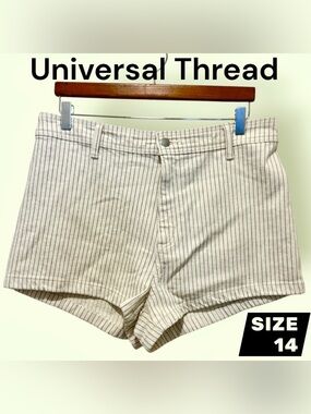 NEW Universal Thread Women's Shorts, Size 14, Beige/Black Stripes With Zipper.